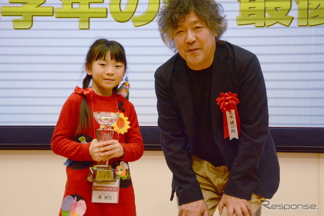 低学年の部・最優秀賞の南友乃さん（左）