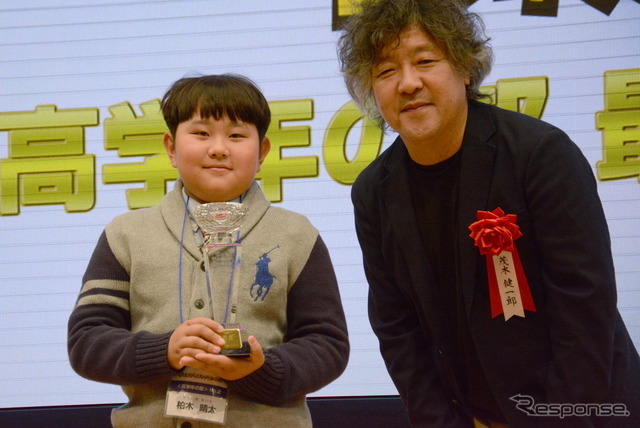 高学年の部・最優秀賞の柏木晴太さん（左）