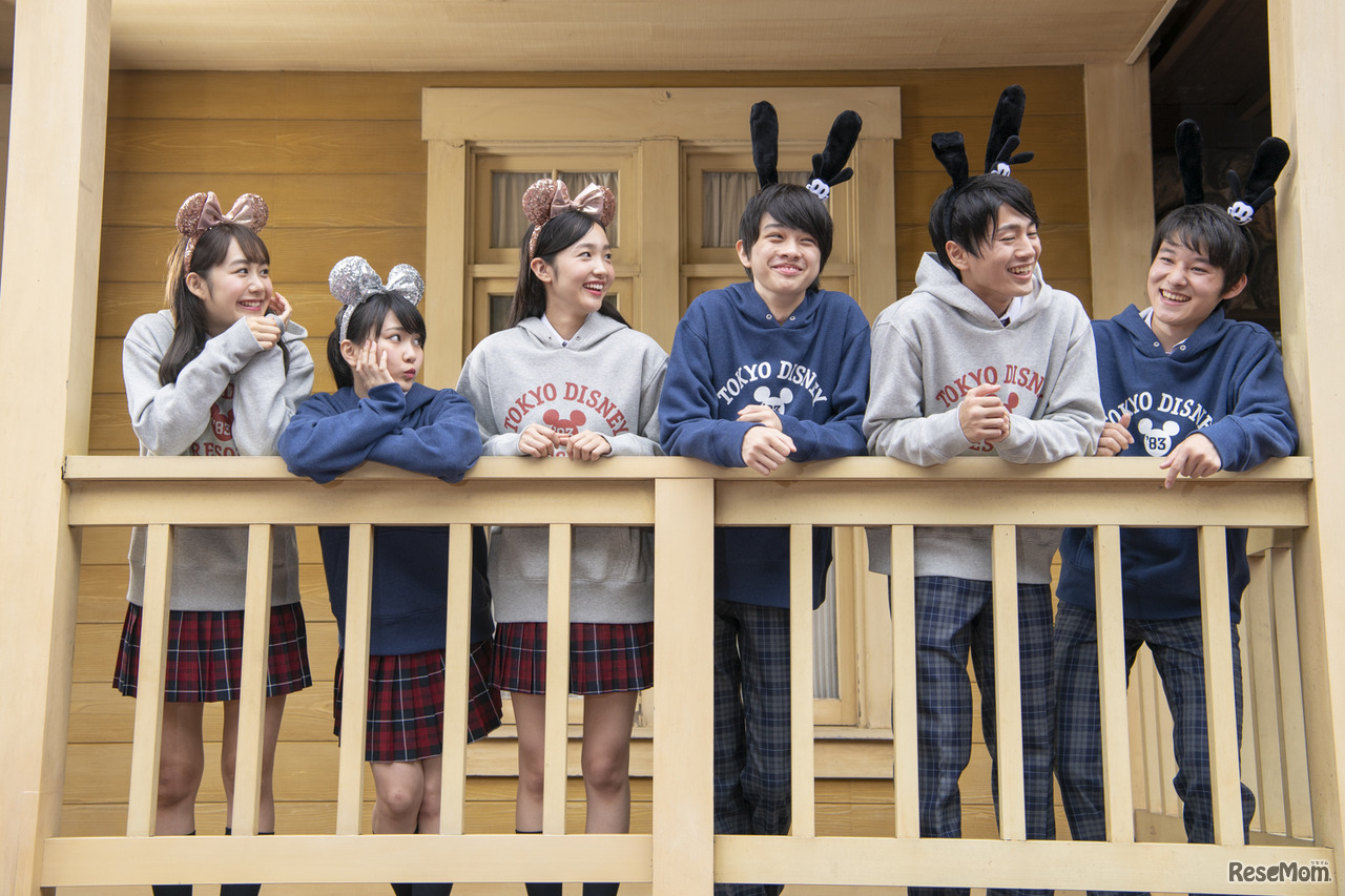 おそろいコーディネートのイメージ写真 (c) Disney (c) Disney/Pixar (c) Disney. Based on the 