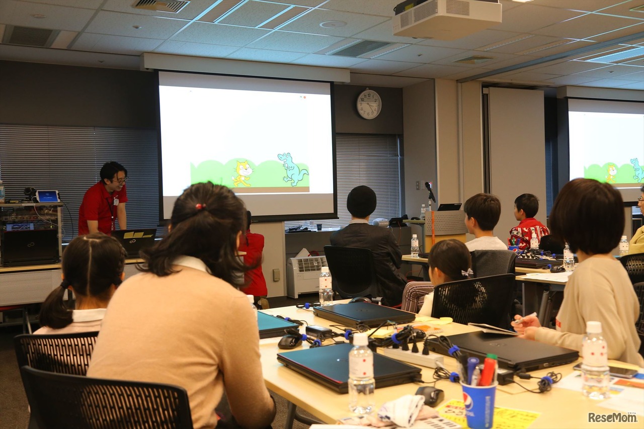 「ストーリープログラミング」作品発表のようす