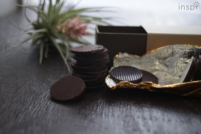 ショコル（チョコレート）カカオの食材としての可能性を追究したチョコレートづくり。厳選したカカオ豆を、石臼でゆっくりとなめらかに挽き上げ、砂糖を加えただけのシンプルなチョコレート。砂糖の粒子を残す製法は古代のチョコレートとも言われています。産地別や砂糖の違いで、カカオのいろいろな表情を楽しむことができるチョコレートです。