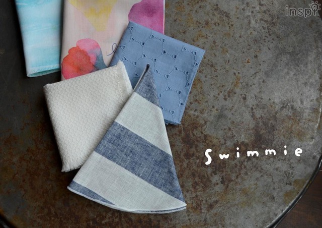 swimmie （ハンカチ）形が四角とは限らない。手を拭くだけではない。あなた自身を解放する、自由に楽しめる、そして常に身近な存在であってほしい。そうした想いから生まれる日本の繊細なプリント・縫製技術によるハンカチが並びます。あなたの掌には、きっと無色透明な日々がさまざまに変化する、小さな新しい発見があるはずです。
