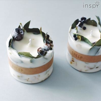 Sheep（キャンドル）愛知県名古屋市の工房でキャンドルの制作、香りの調合、パッケージングまで全ての工程を手作りで行うソイキャンドルのブランドです。素材は全て厳選された天然素材のみを使用しているため「お食事中にも安心して使えるキャンドル」をご提案しています。今回は冬の贈り物にちなんだ、ボタニカルソイキャンドルを中心にお持ちします。