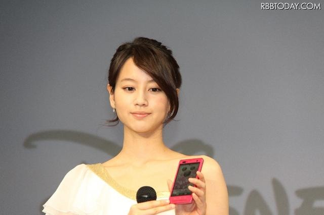 ドコモがディズニーとコラボ！新端末を発売…… 堀北真希「どんな年代の女性も気に入ってくれるはず」