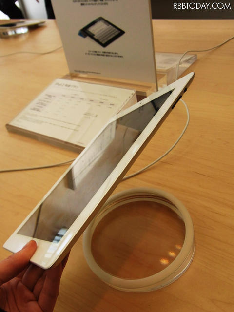 実際に触れとその薄さを軽さを改めて実感