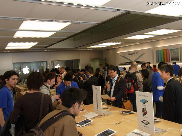 豊富な数のiPad 2が展示された（販売当日）