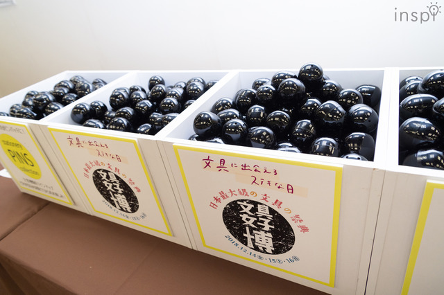 「文具女子博2018」だれもが知っているアイテムのピンバッチが入っている。全20種類、どれが出るかはお楽しみ