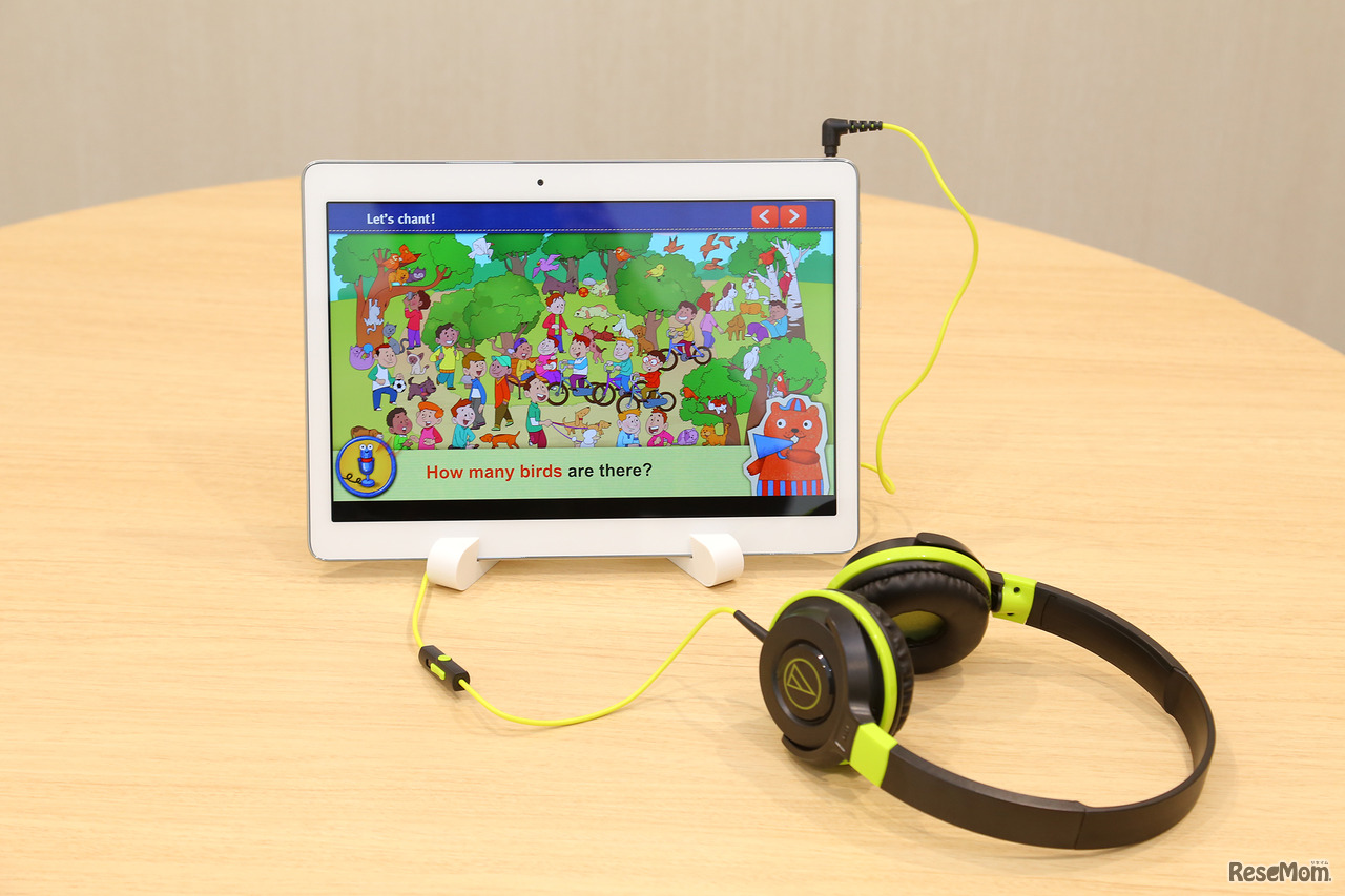 湘南ゼミナールの英語4技能講座「SMARTree」の教材。常にヘッドフォンとマイクを使い「見て、聴いて、話す」カリキュラムが特長だ