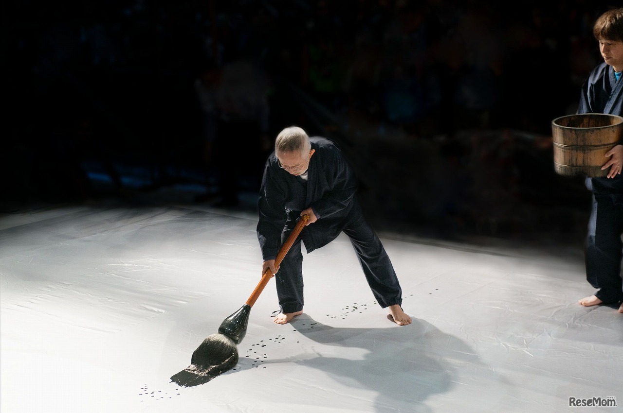 鈴木敏夫氏による揮毫のようす（撮影：山本彩乃氏）