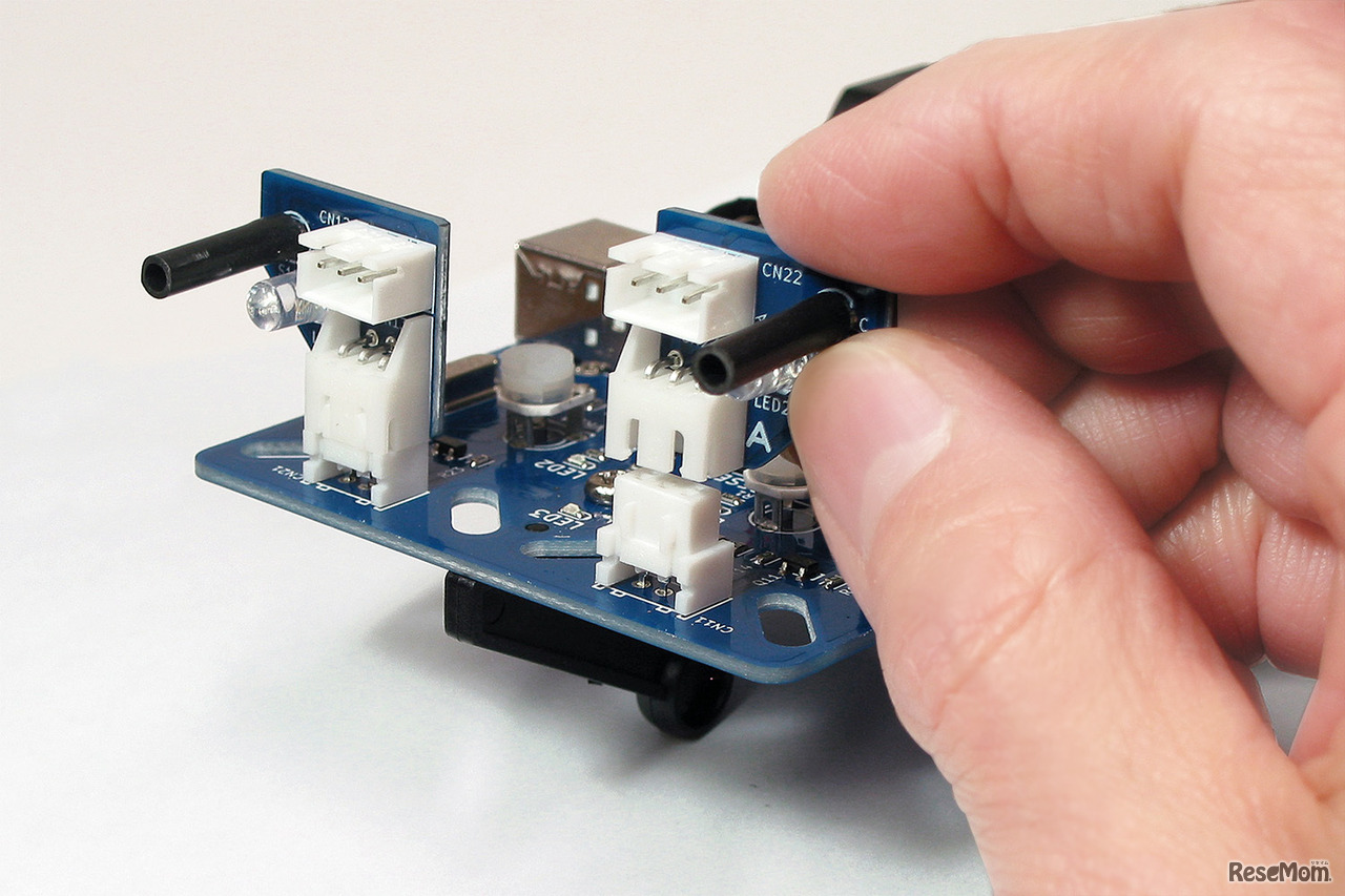 センサーの向きを変えて手軽にロボット制御を体験