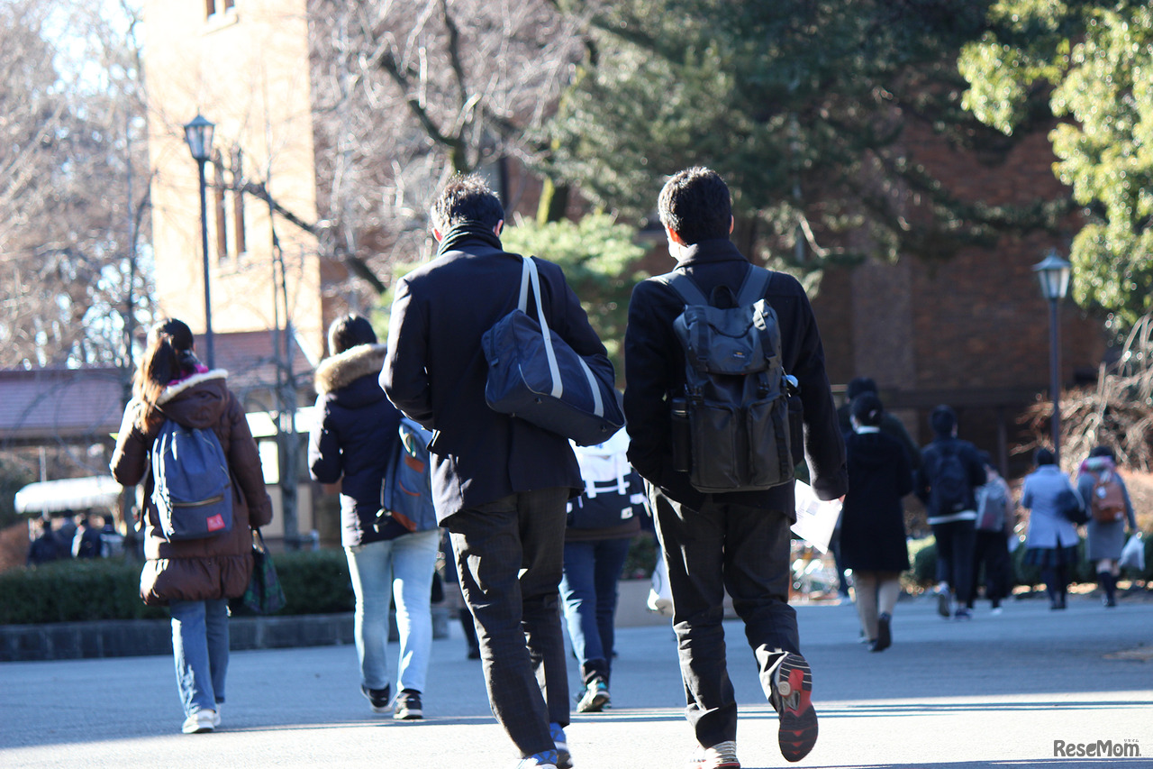 センター試験会場へ向かう受験生たち