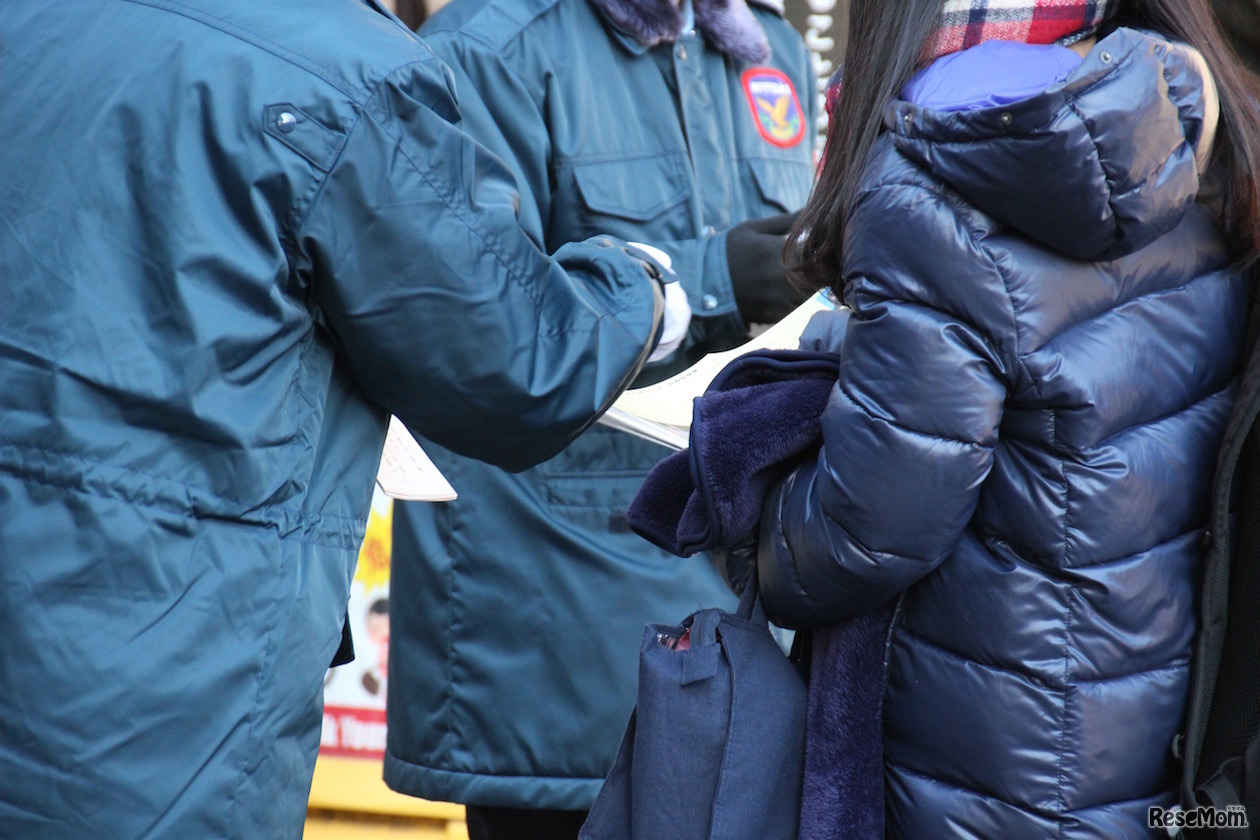 試験場の前では受験票確認を受ける受験生の姿が見られた