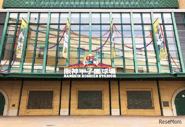 球場外周を記念ロゴや特別仕様のオブジェで装飾する（7・8号門前）