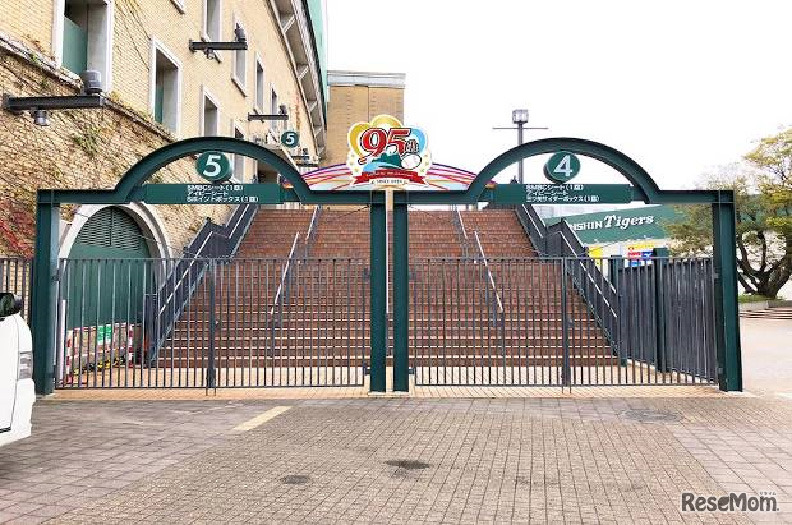 球場外周を記念ロゴや特別仕様のオブジェで装飾する（4・5号門入場扉）