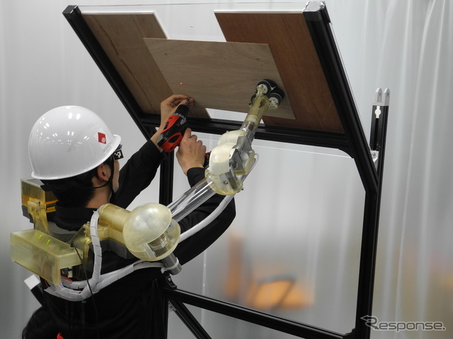 早稲田大学と共同開発を進めている「第三の腕」