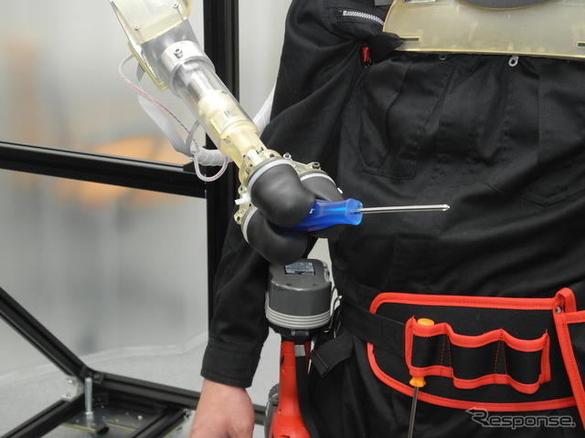 第三の腕の指は器用で、ドライバーも楽々掴むことができる