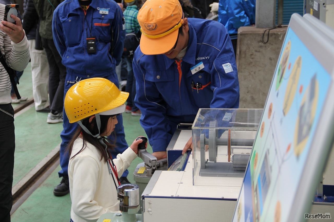簡易運転台での運転機器操作体験（2018年の見学会のようす）