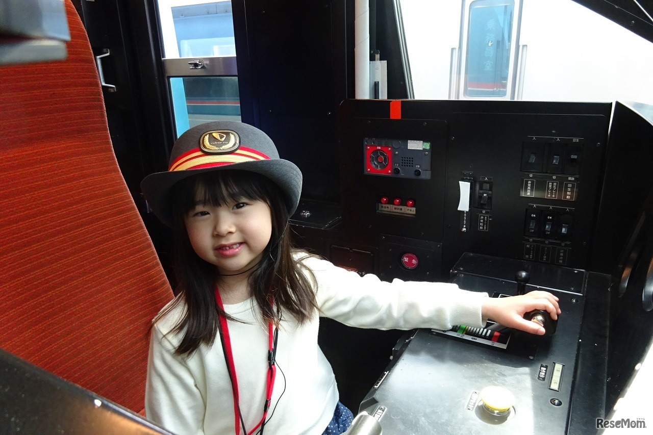 特急ロマンスカー運転席での記念撮影（2018年の見学会のようす）