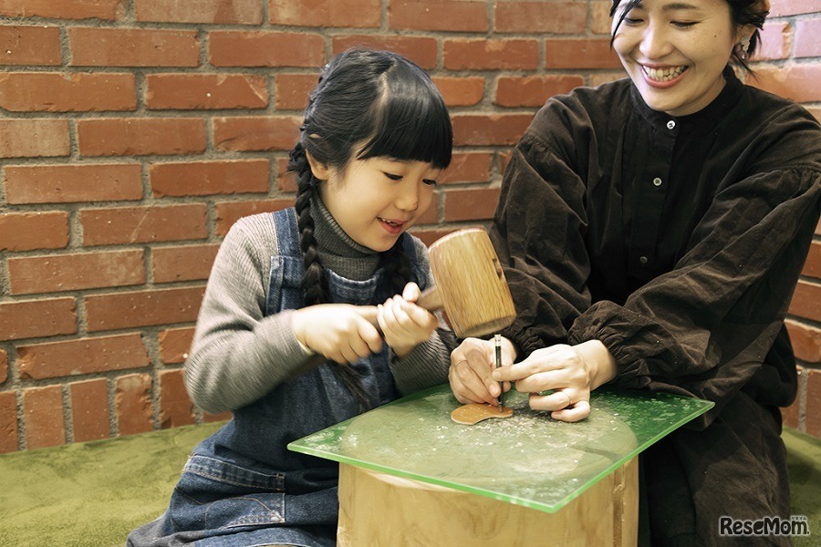 3月のまいにちワークショップは「革のことりブローチづくり」