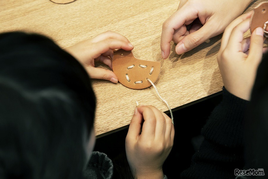 3月のまいにちワークショップは「革のことりブローチづくり」