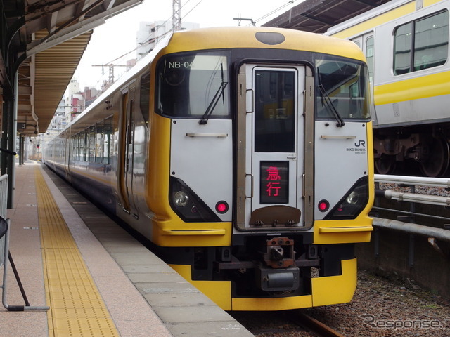 両国駅3番線に据え付けられたE257系。列車種別表示は「急行」（両国プラレール駅発表会）。