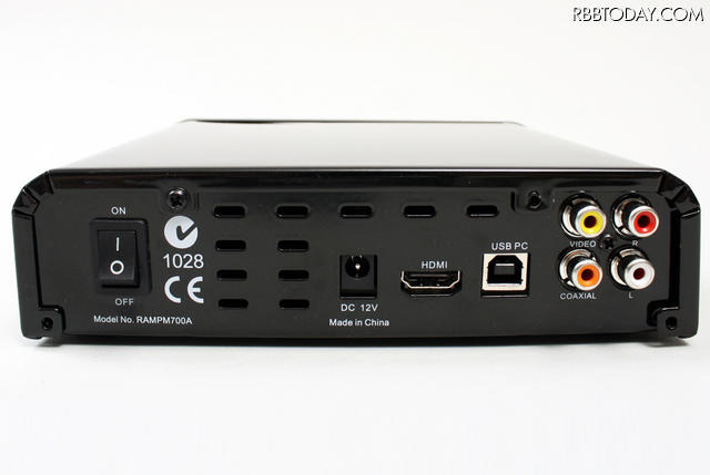 アナログテレビ接続にも対応する背面のインターフェース