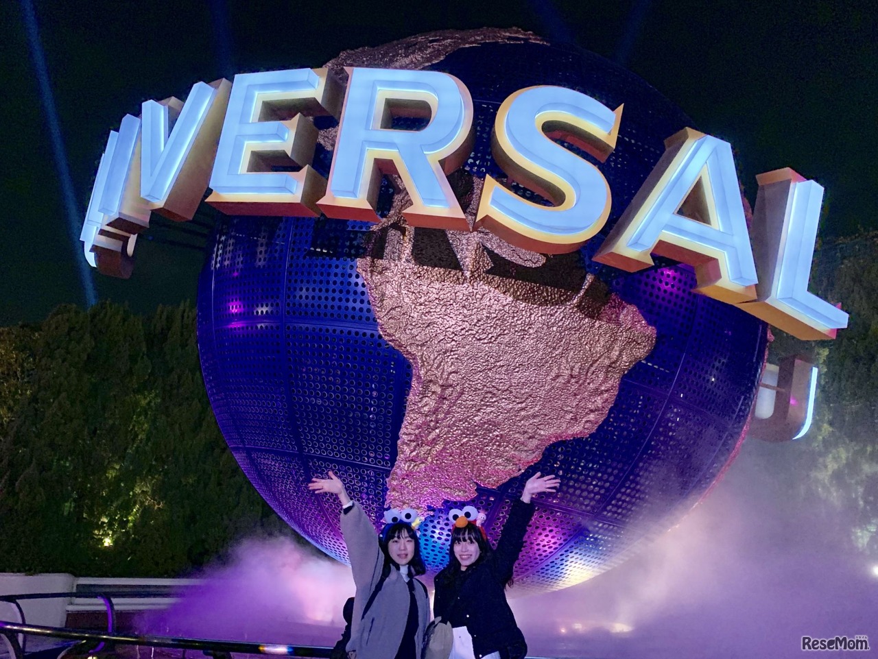 ユニバーサル・グローブ前　ライトアップされて幻想的に