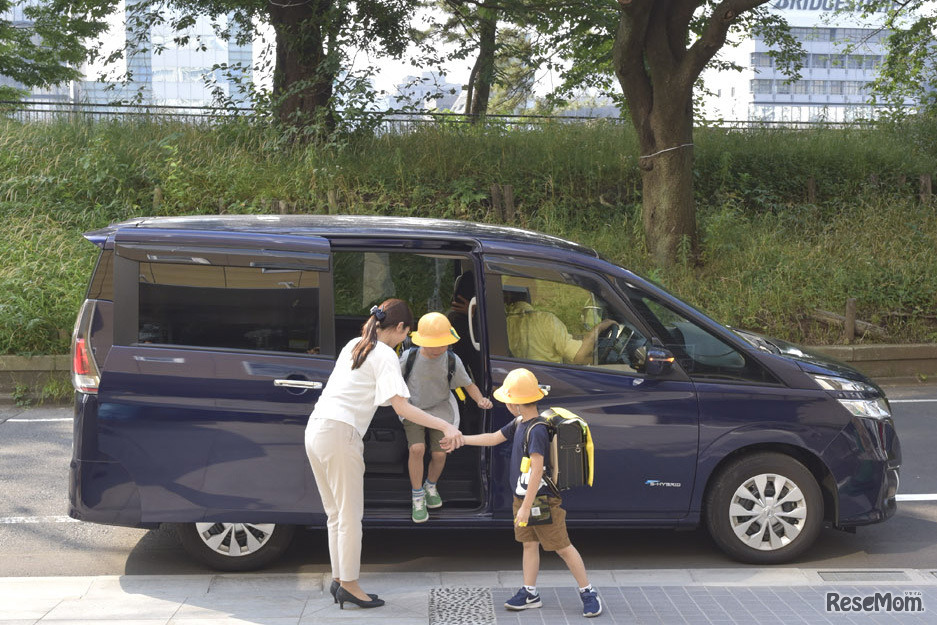 学校や保育園までスタッフが迎えに来てくれて、帰りは自宅まで送ってくれる送迎付き添いサービス