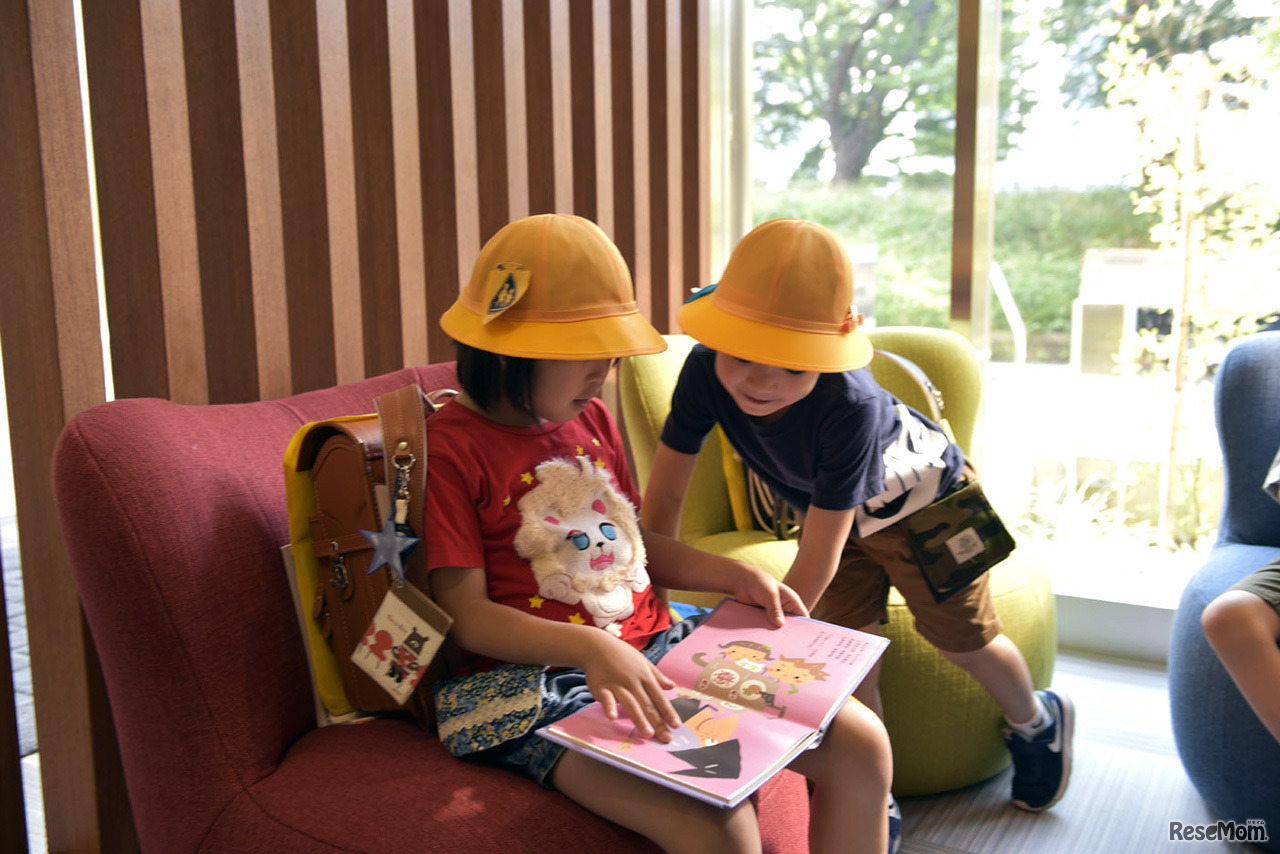 自由にくつろげる大きなソファ