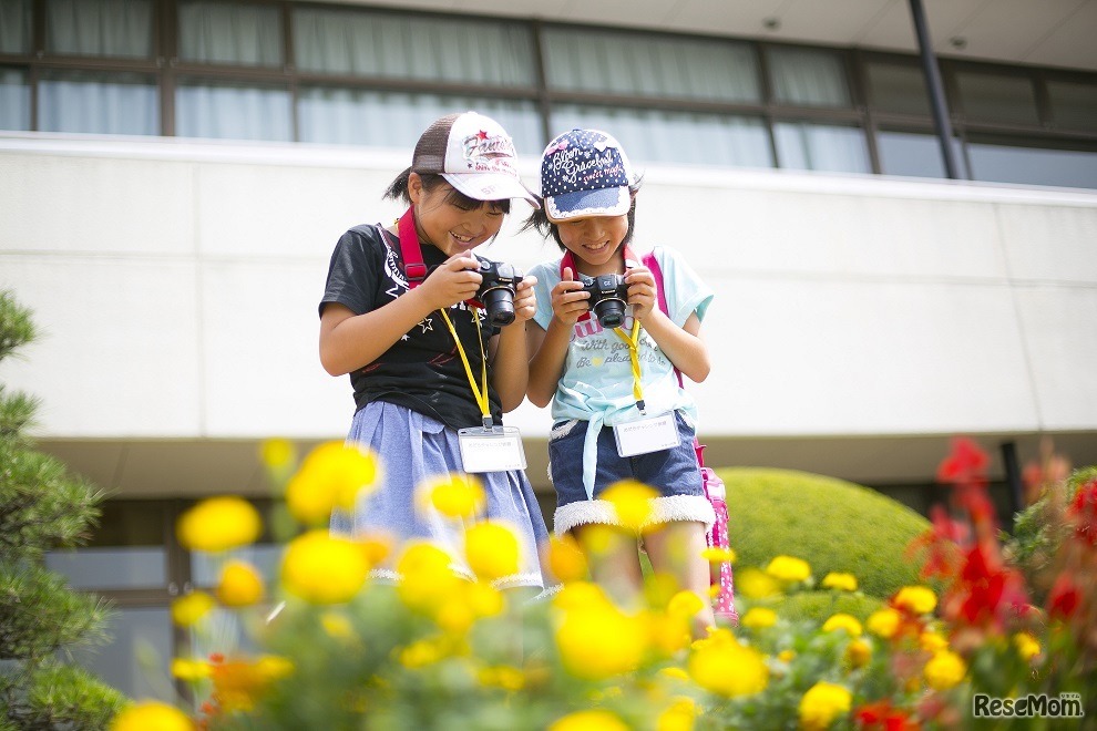 自然の中で撮影を楽しむ子どもたち（2018年度の撮影会のようす）