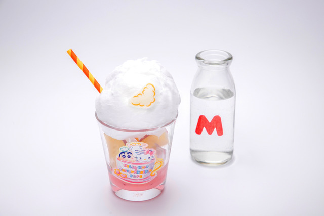 「ハローキティ×クレヨンしんちゃんカフェ」「シロ、綿あめ！」ハローキティピンクサイダー　790円（C） U／F・S・A・A（C） 1976, 2019 SANRIO CO., LTD.APPROVAL NO. G594645