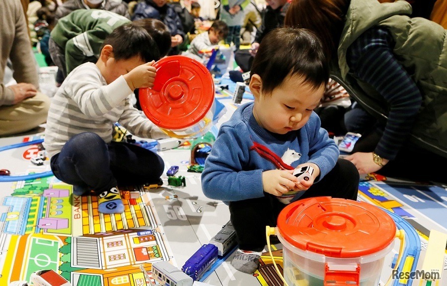 トミカで遊ぼう！