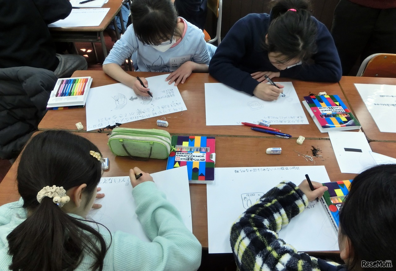 アイディアを描く生徒