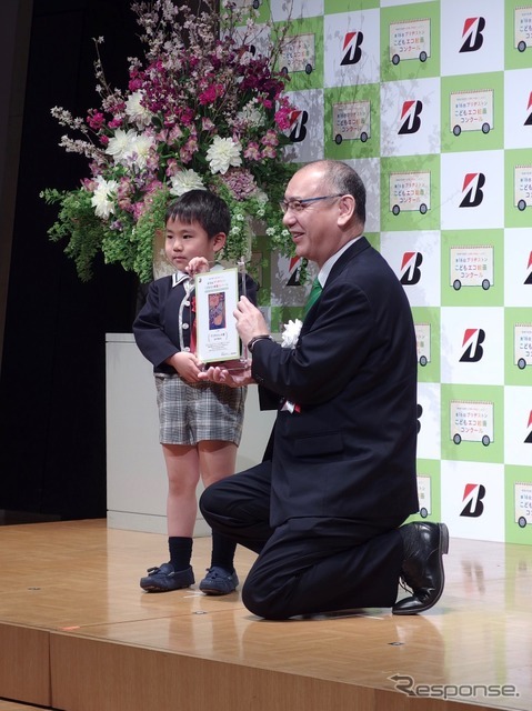 永井秀弥さんと貝塚健審査員
