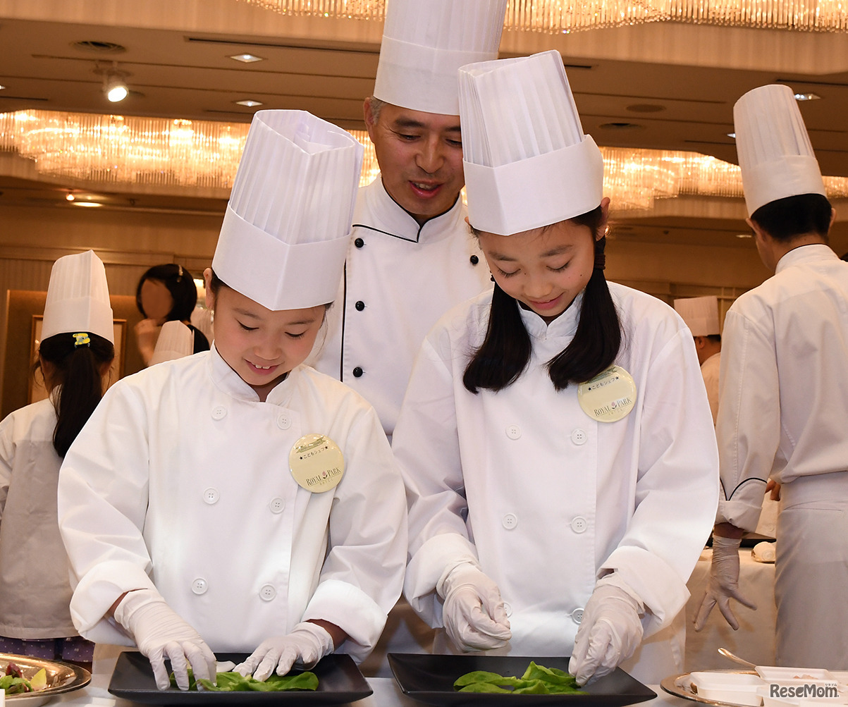 シェフが優しく丁寧に手ほどき