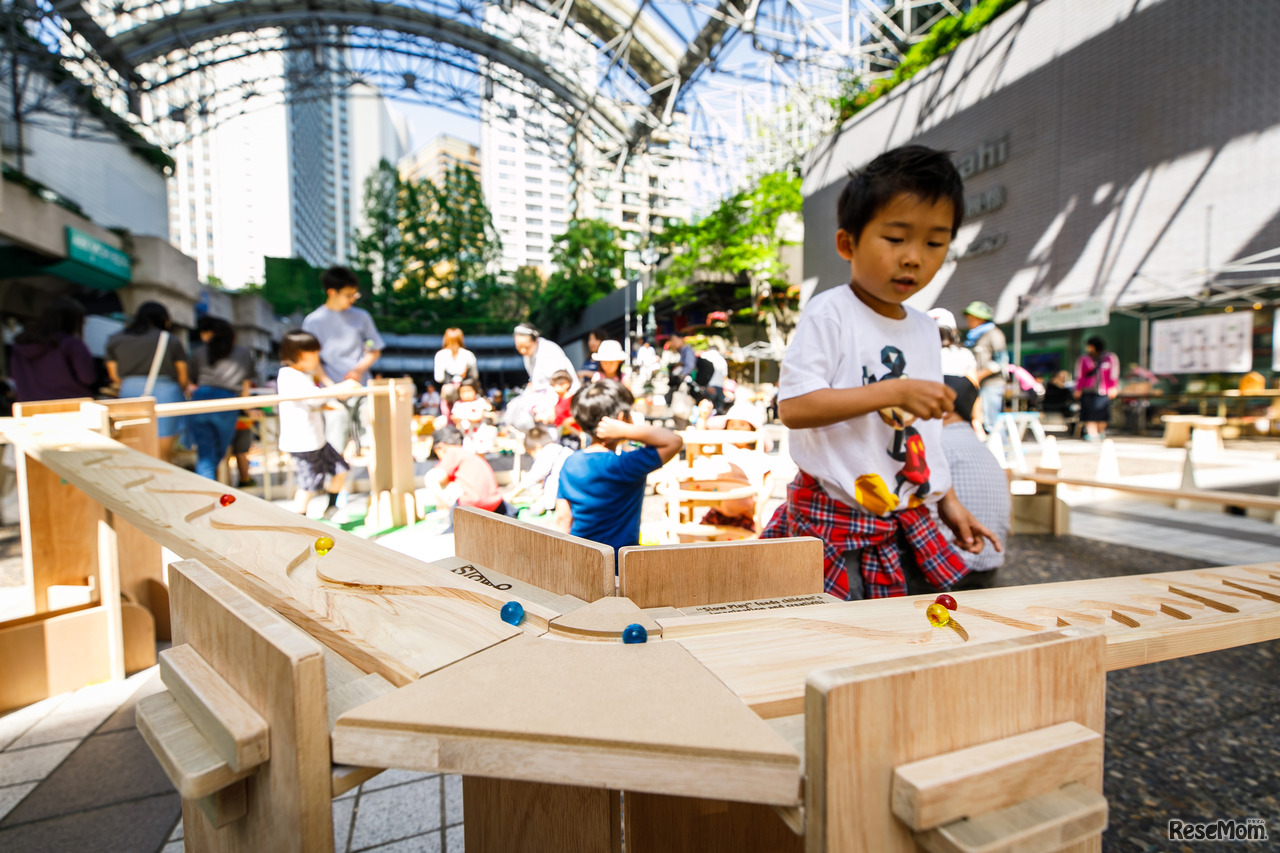 アークヒルズ「木とあそぼう 森をかんがえよう with more trees」（ビー玉あそび）