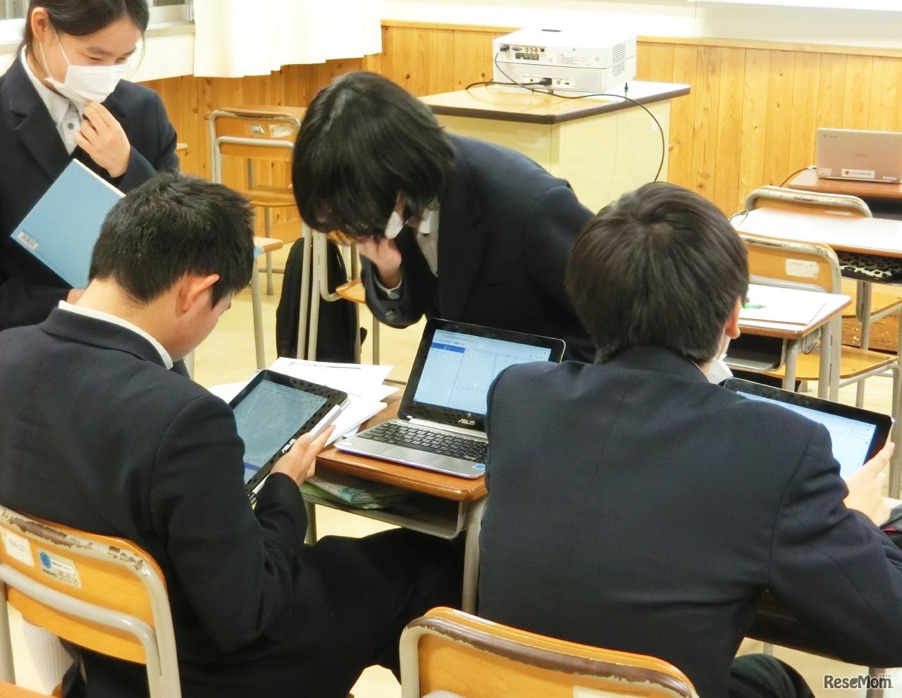 Chromebookを使って課題に挑戦する生徒たち