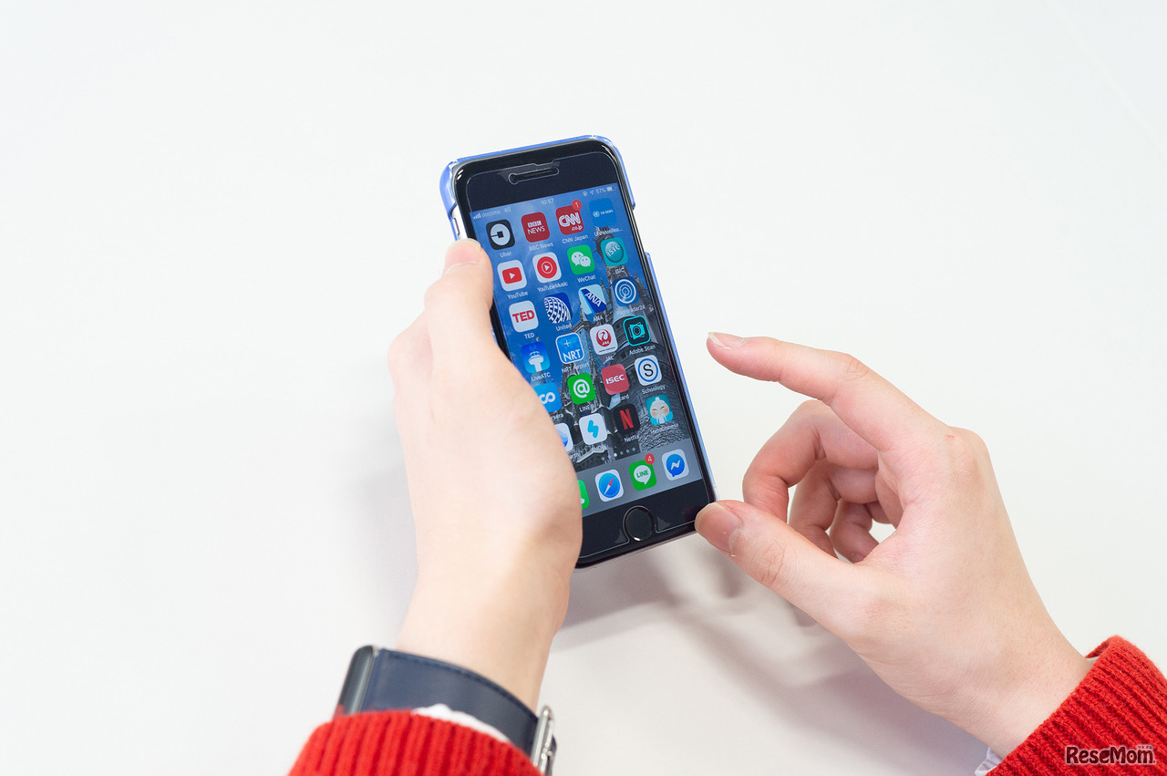 GM20で他の出場者と議論する茨城県立日立第一高等学校2年の松野知紀さんのスマホを拝見した