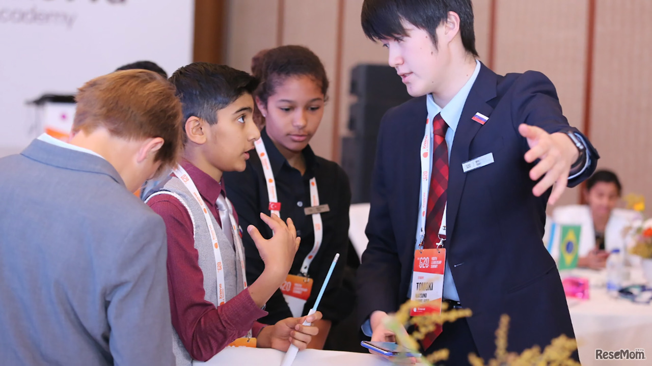 GM20で他の出場者と議論する茨城県立日立第一高等学校2年の松野知紀さん