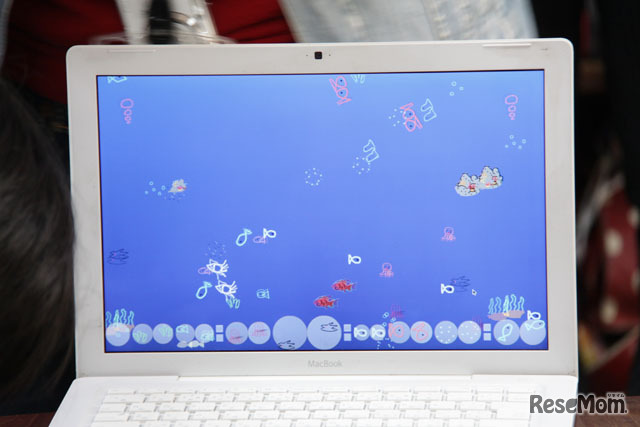 イラストやアニメは、班ごとのパソコンに表示され恊働作業による作品ができあがる