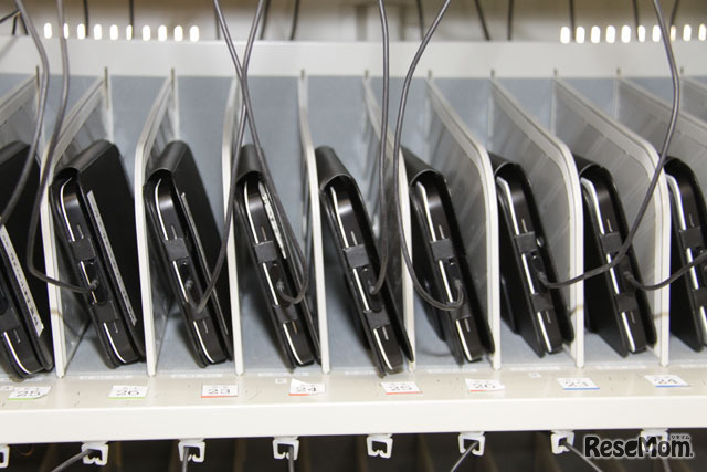 タブレットには1台ずつ名前のシールが貼られる。自分専用の端末で授業を受ける