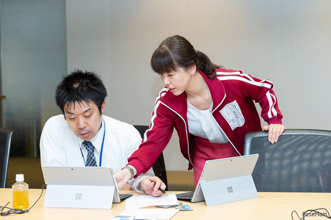 「Office 365」を使った反転授業で使える教材づくり体験会で参加者の質問に応じる土屋奈緒子氏