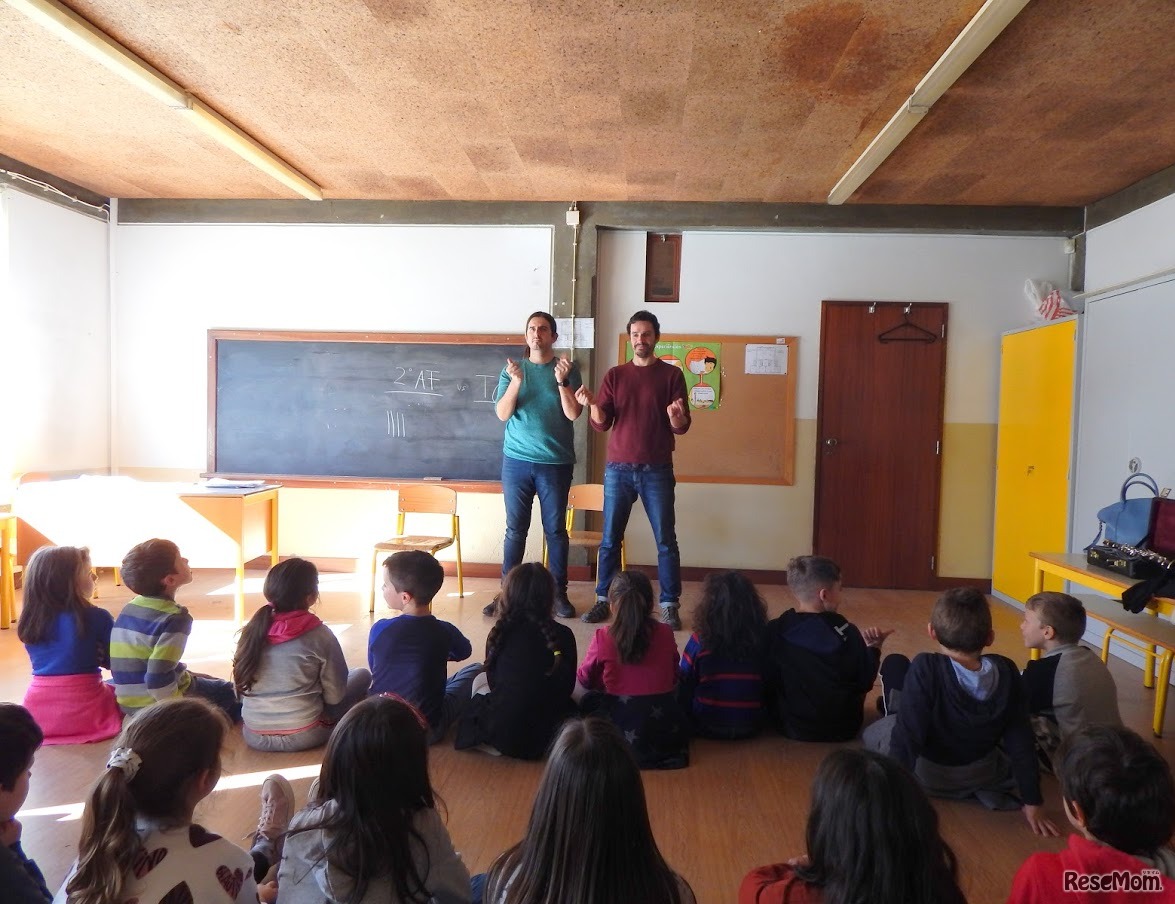 オスカル（左）とティアゴ・オリベイラ（右）によって行われた出張授業