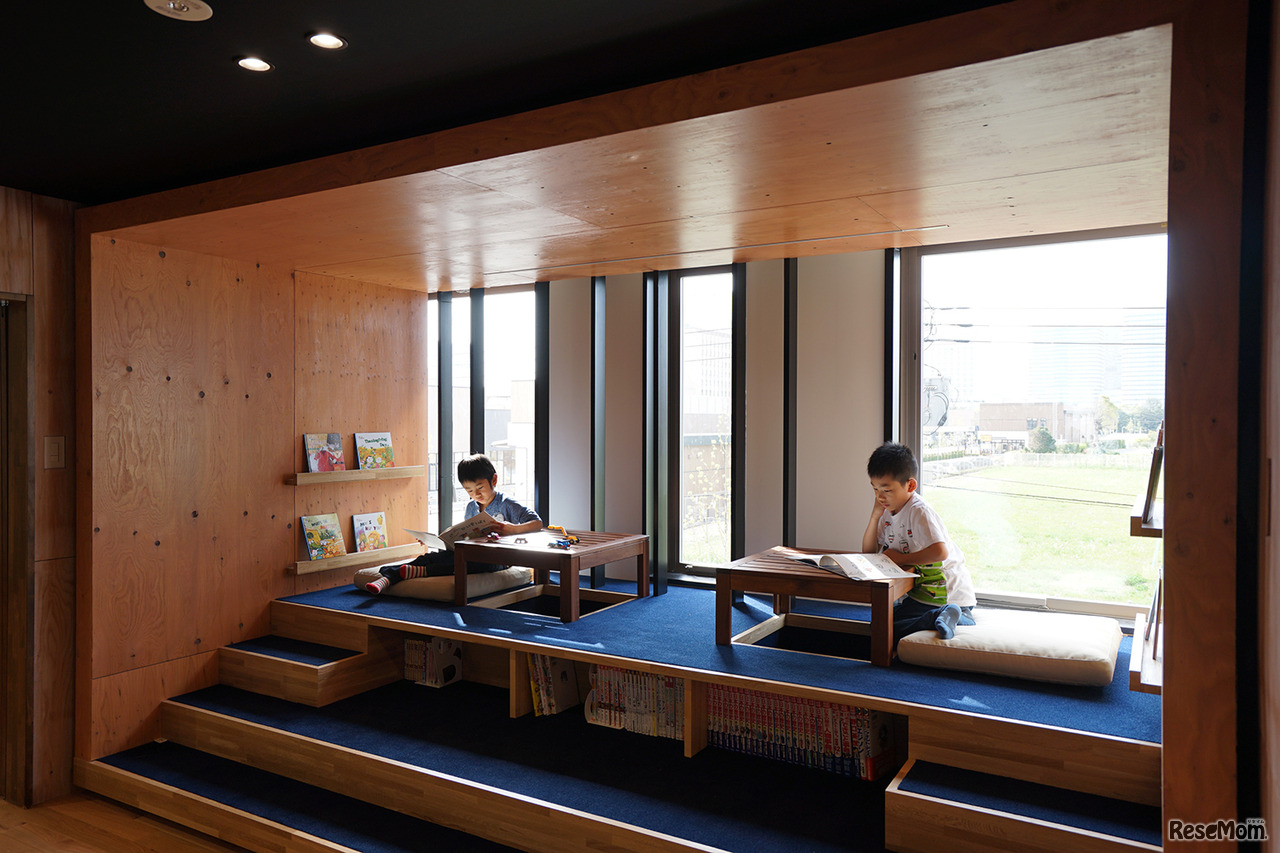 ウィズダムアカデミー 千葉幕張校は、自然素材を使用した内装で、シックでおしゃれな空間