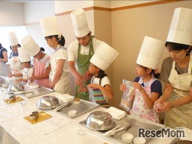 パティシエ体験教室（2018年の体験イベントのようす）