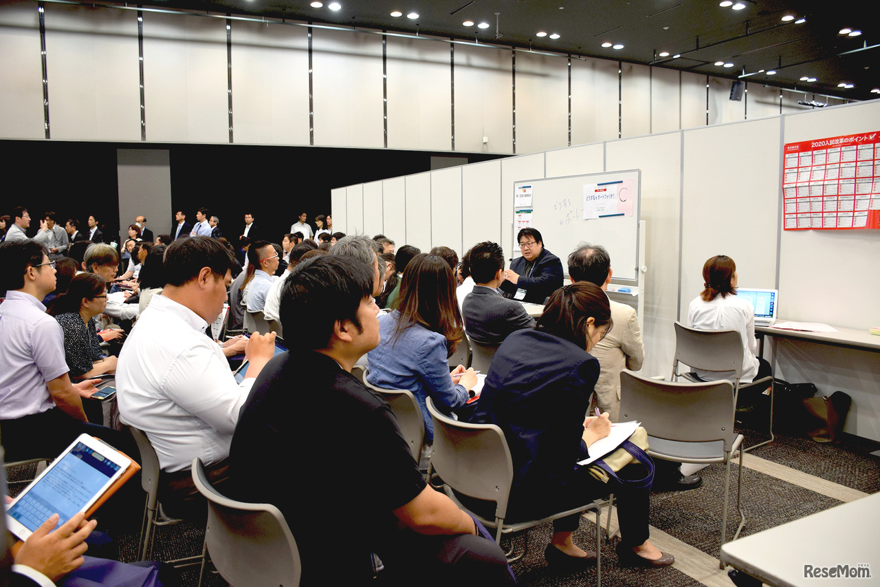 「第1回高大接続総会」大学の個別相談ブースのようす