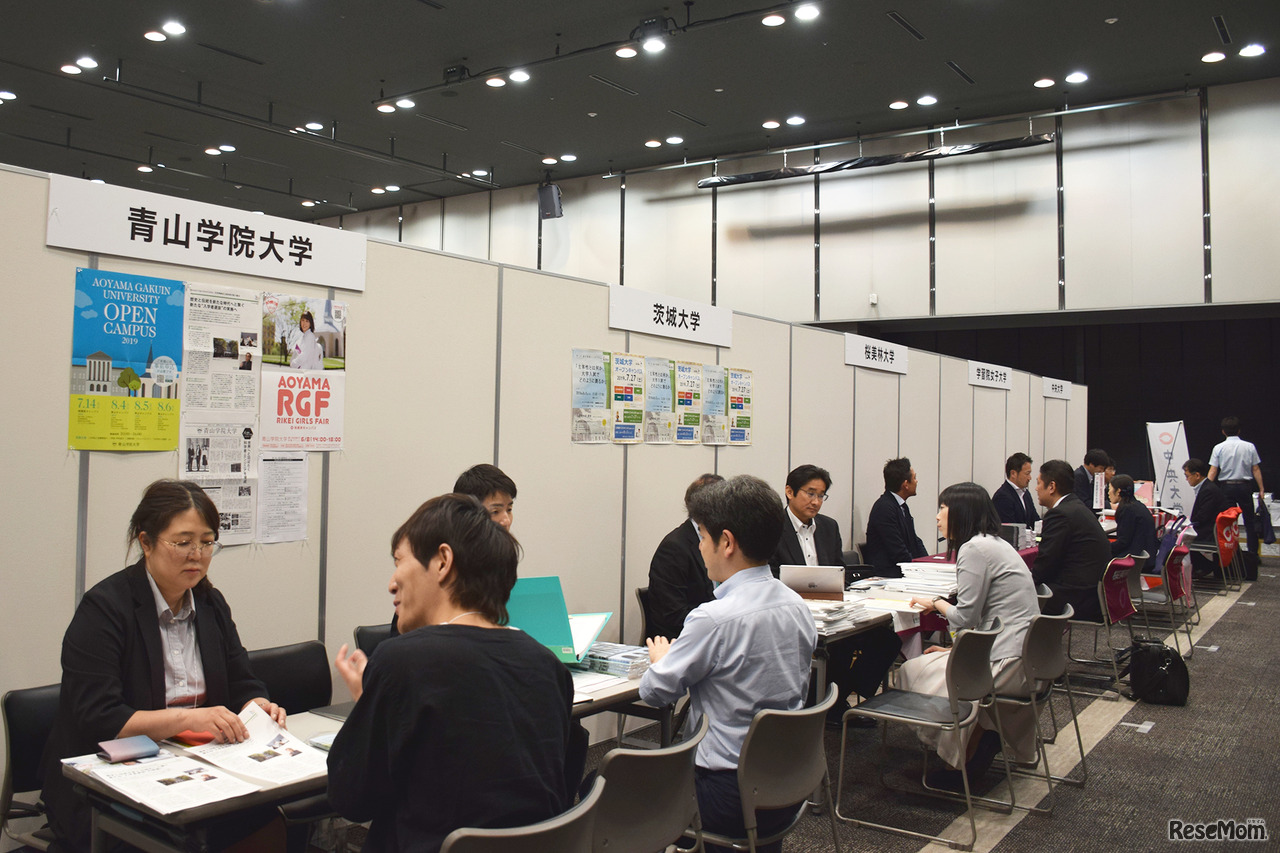 「第1回高大接続総会」大学の個別相談ブースのようす