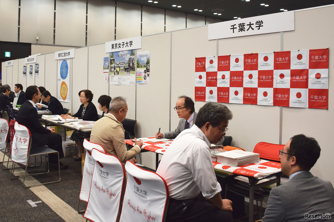 「第1回高大接続総会」大学の個別相談ブースのようす