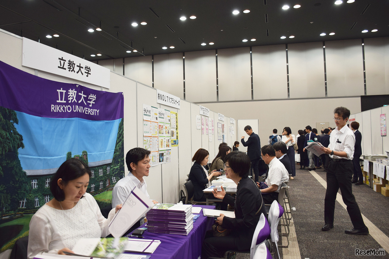 「第1回高大接続総会」大学の個別相談ブースのようす