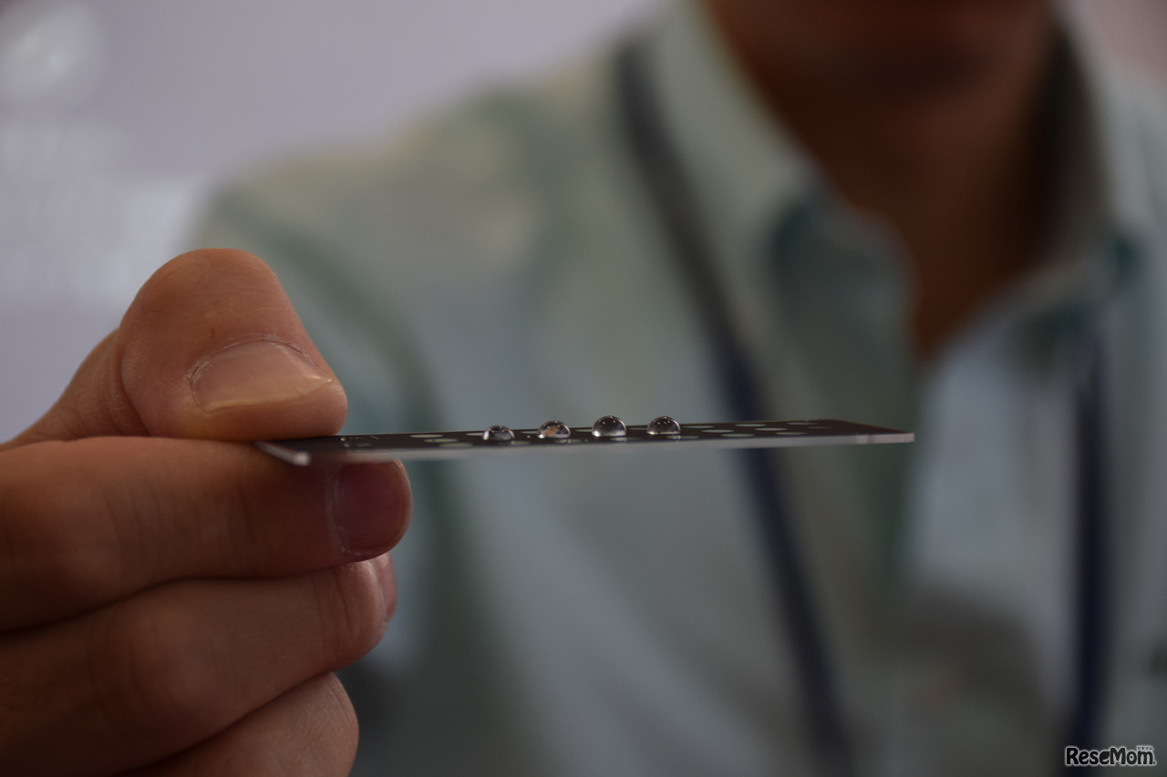 NEW EDUCATION EXPO（NEE）2019」サイエンスコーナーにて、「微生物観察水玉グラス」ミジンコの観察を実演